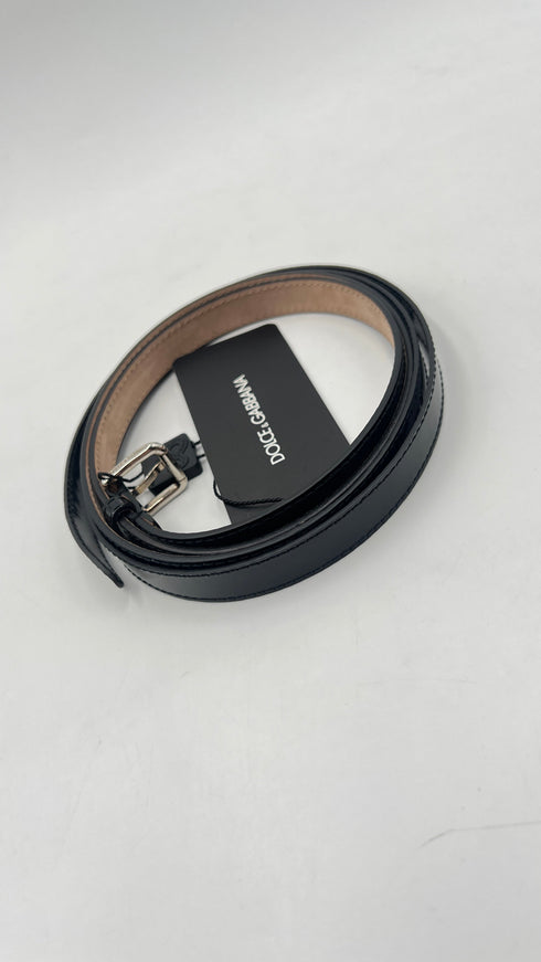 Cintura in vernice con cartellino