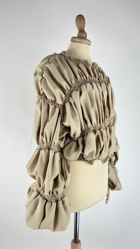 Blusa arricciata con cartellino