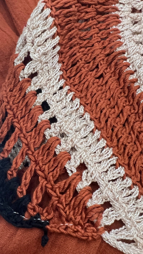 Abito lungo con inserti e cartellino