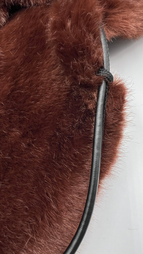 Collo in ecopelliccia con cartellino