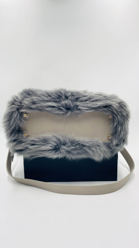 Borsa in pelliccia con cartellino