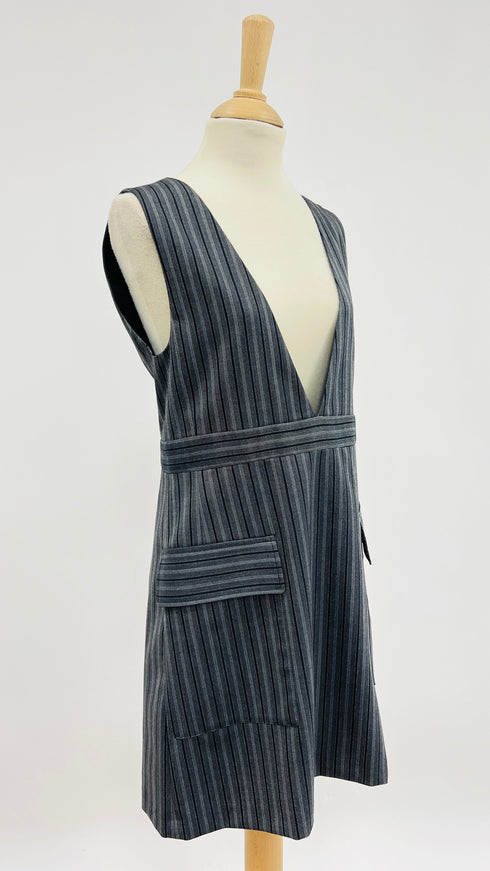 Abito corto gessato con cartellino