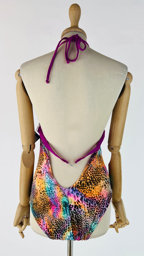 Costume intero con cartellino