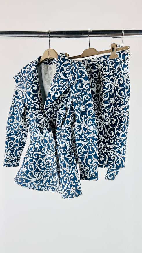 Completo jacquard blu con giacca a peplo