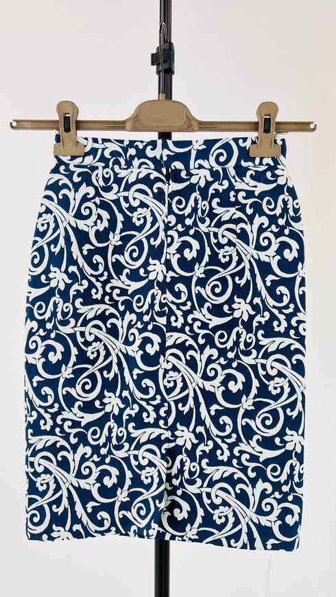 Completo jacquard blu con giacca a peplo