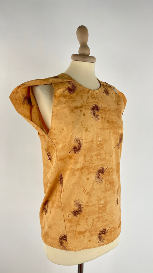 Top smanicato fantasia piume