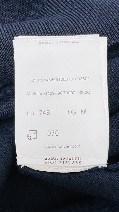 T-shirt blu con cartellino