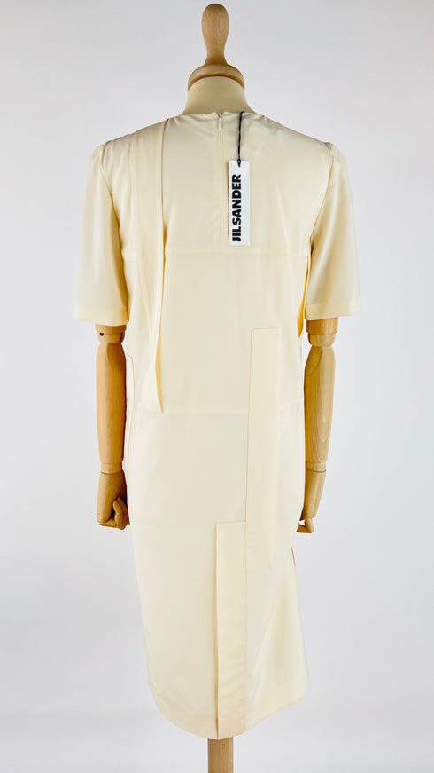 Abito a pannelli con cartellino