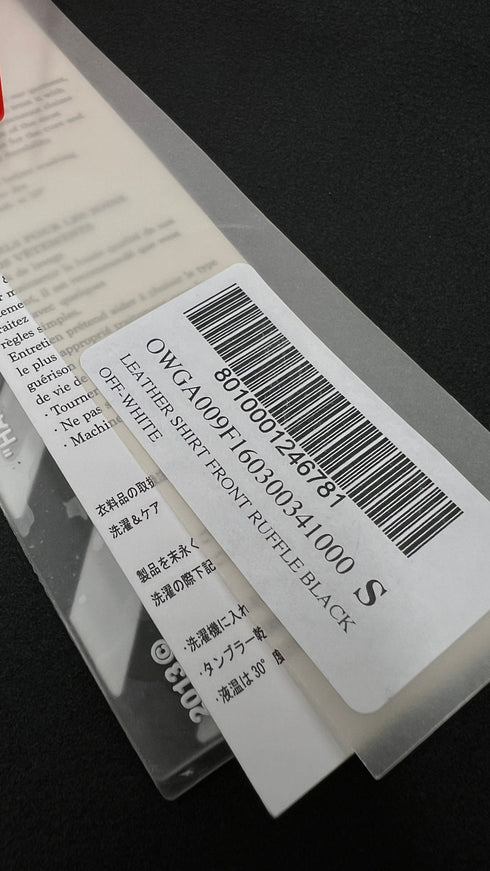 Camicia in pelle con cartellino