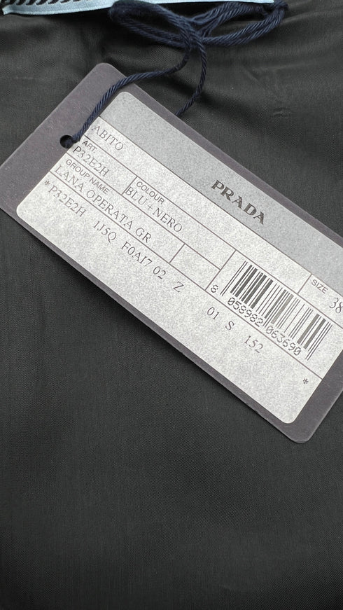 Abito in lana con cartellino