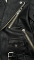 Biker in pelle nera