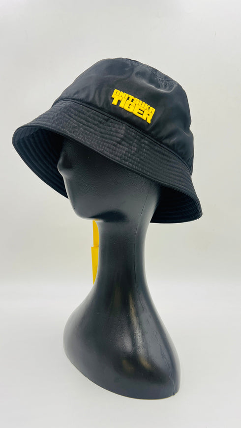 Bucket hat nero con cartellino