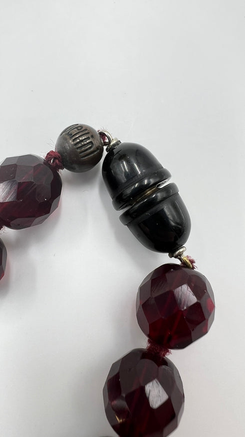 Collana in resina bordeaux