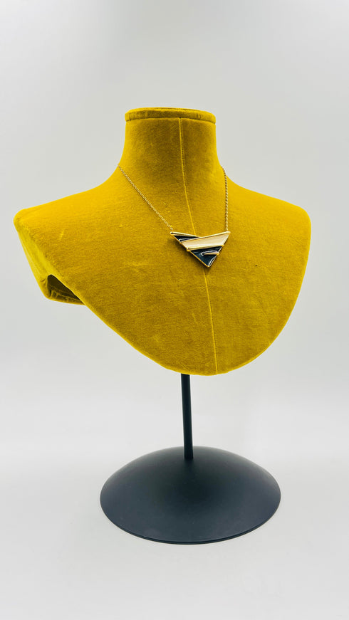 Collana corta con pendente geometrico