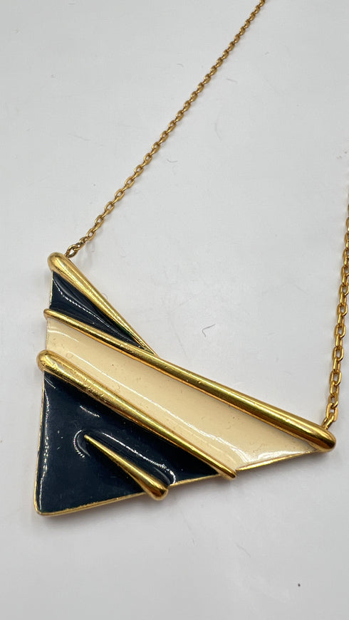 Collana corta con pendente geometrico