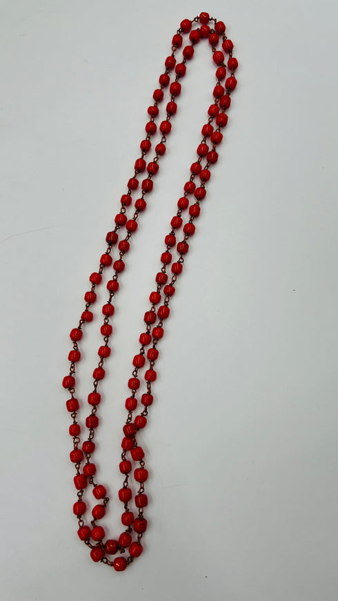 Collana lunga in perle rosse e metallo brunito