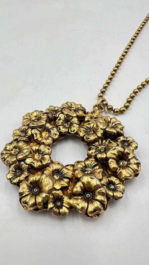 Collana dorata con pendente floreale vintage