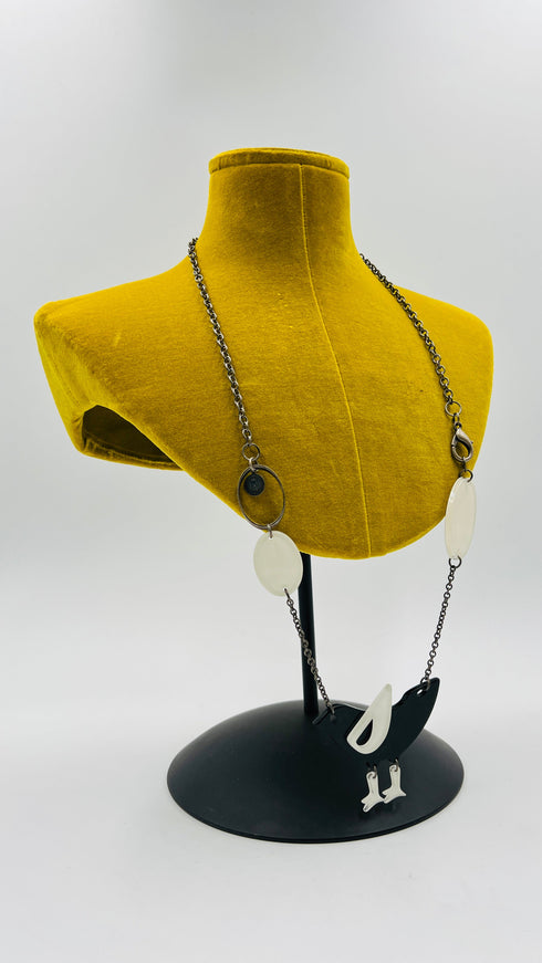 Collana con pendente a uccellino in resina bicolore