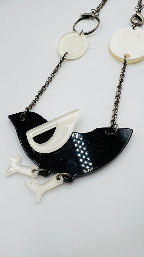 Collana con pendente a uccellino in resina bicolore