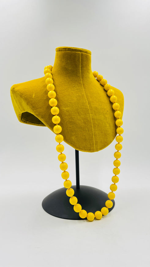 Collana con sfere gialle in resina lucida