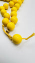 Collana con sfere gialle in resina lucida