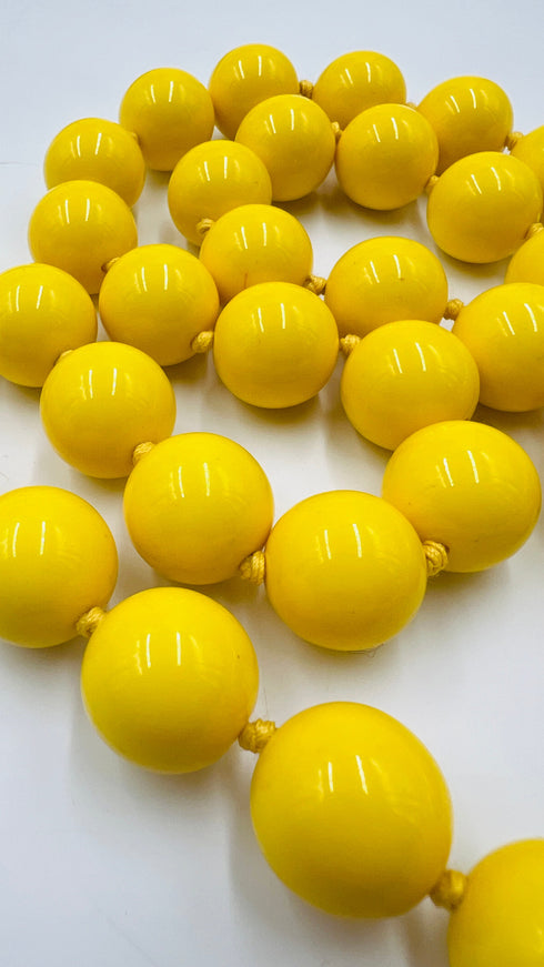 Collana con sfere gialle in resina lucida