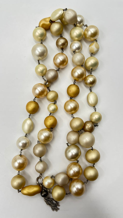 Collana lunga con perle dorate e avorio