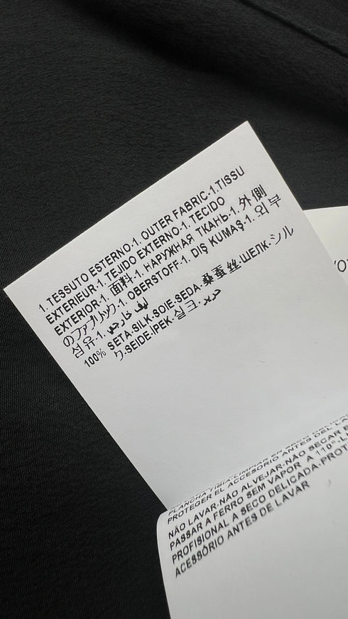 Camicia nera spalle imbottite