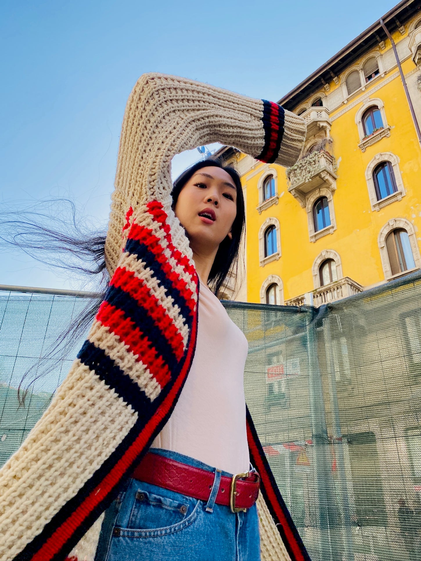 immagine copertina per la collezione di maniche lunghe con una ragazza che indossa un cardigan