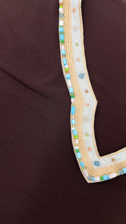 T-shirt con collo decore