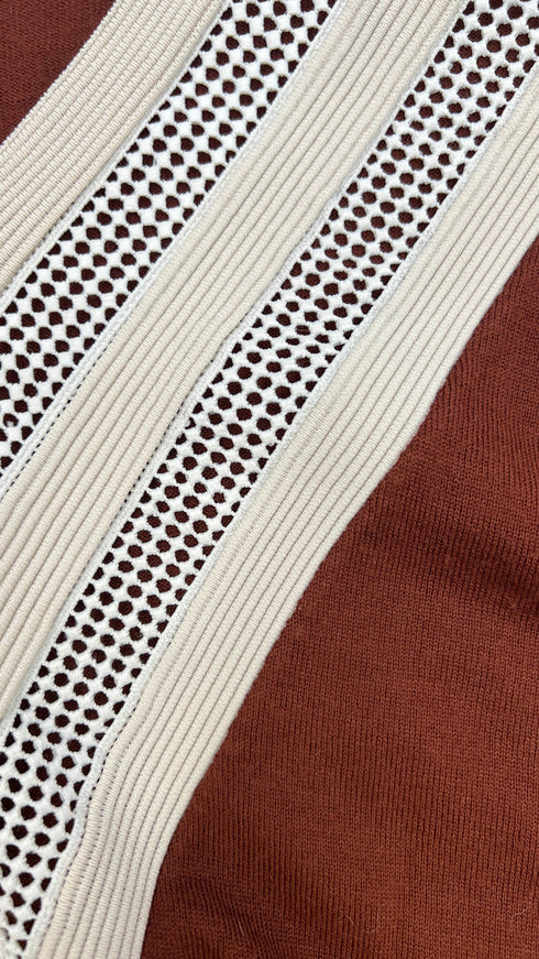 Maglia con collo traforato