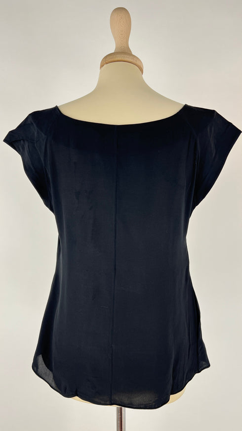 Top smanicato nero