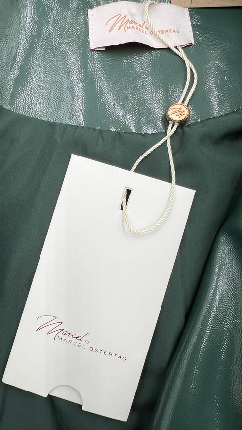 Giacca in vernice con cartellino