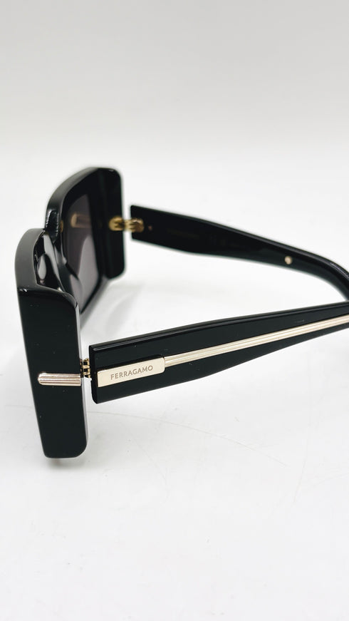 Occhiali da sole squadrati