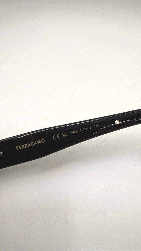 Occhiali da sole squadrati