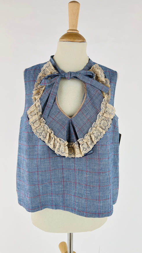 Top smanicato con volant