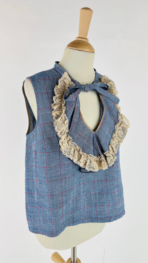 Top smanicato con volant