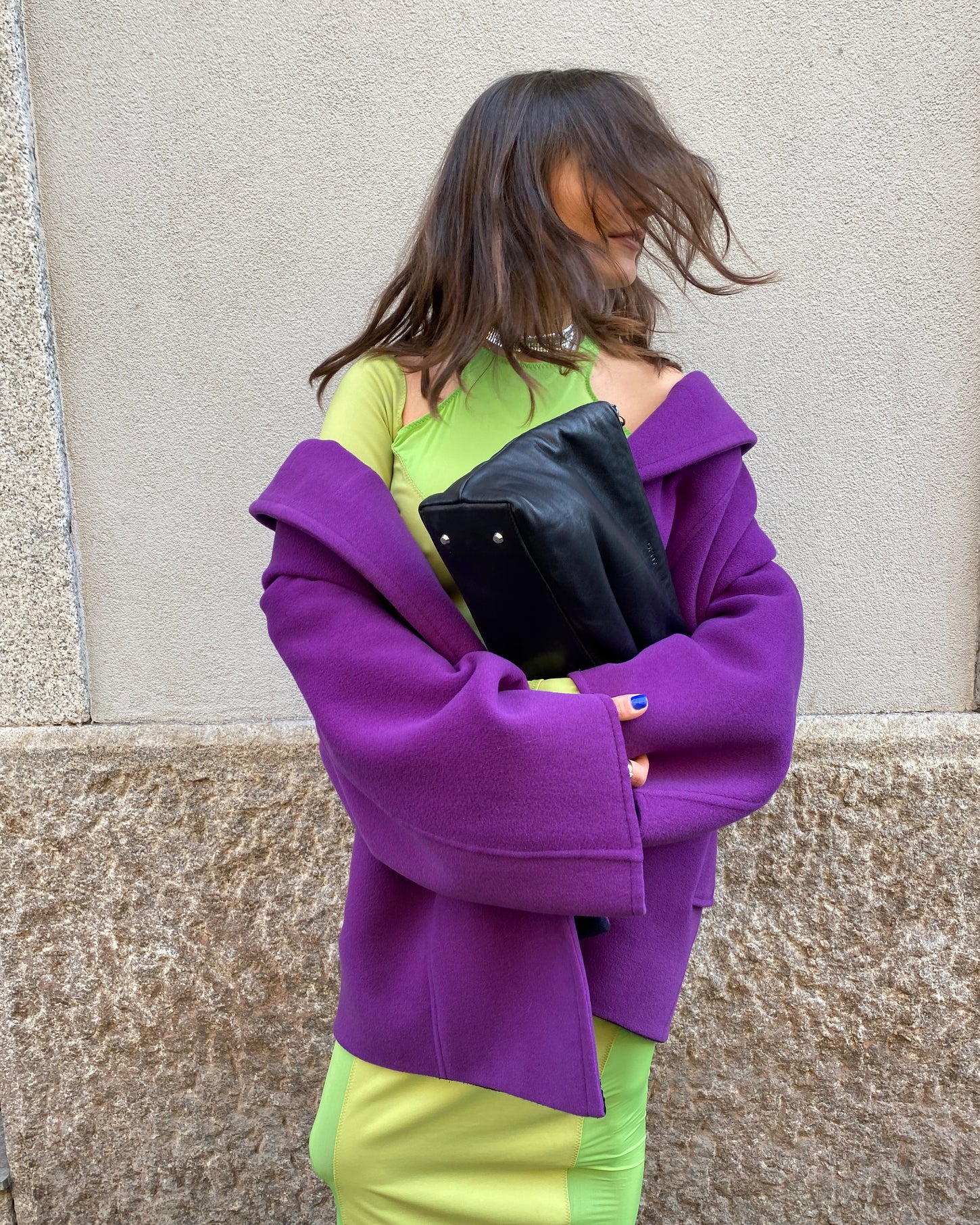 Immagine copertina per la collezione cappotti e giacche con una ragazza che indossa un cappotto viola