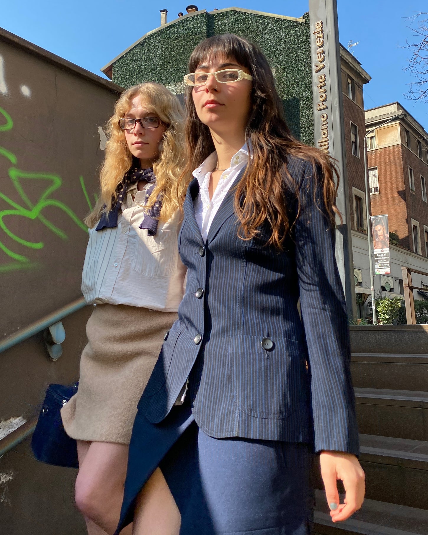 Immagine copertina per la collezione blazer con due giovani ragazza che camminano, quella in primo piano indossa un blazer gessato