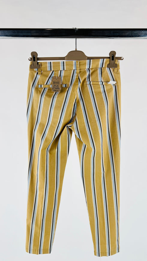 Pantaloni slim fit a righe con cartellino
