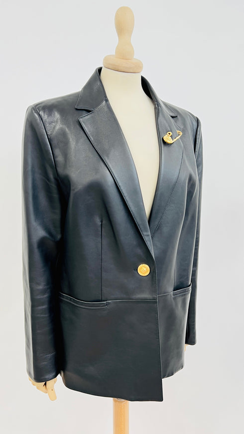 Blazer in pelle con spilla