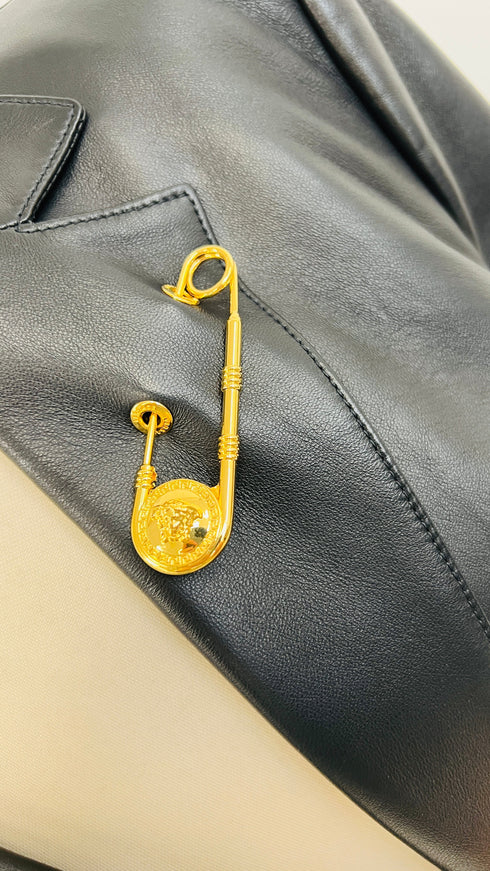 Blazer in pelle con spilla