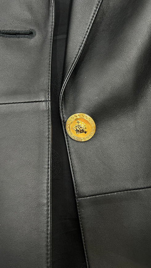 Blazer in pelle con spilla