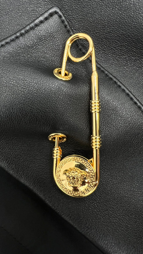 Blazer in pelle con spilla