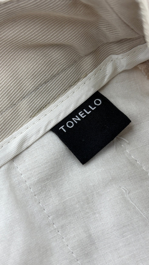 Pantaloni gamba stretta con pince e cartellino