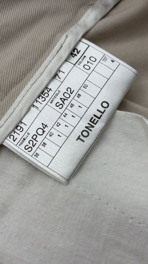 Pantaloni gamba stretta con pince e cartellino