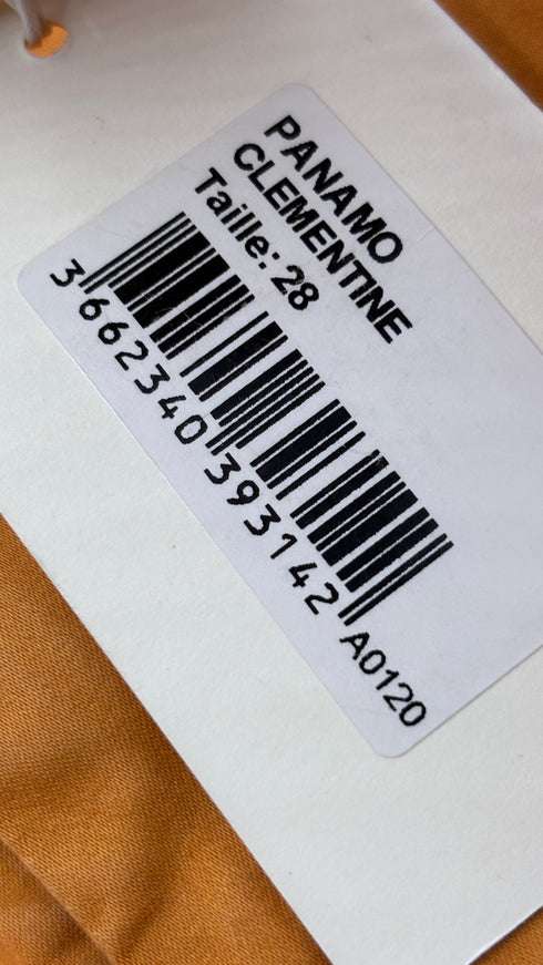 Pantaloni slim cut con cartellino