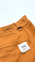 Pantaloni slim cut con cartellino