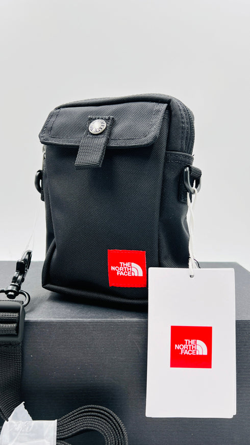 Tracolla nera con cartellino