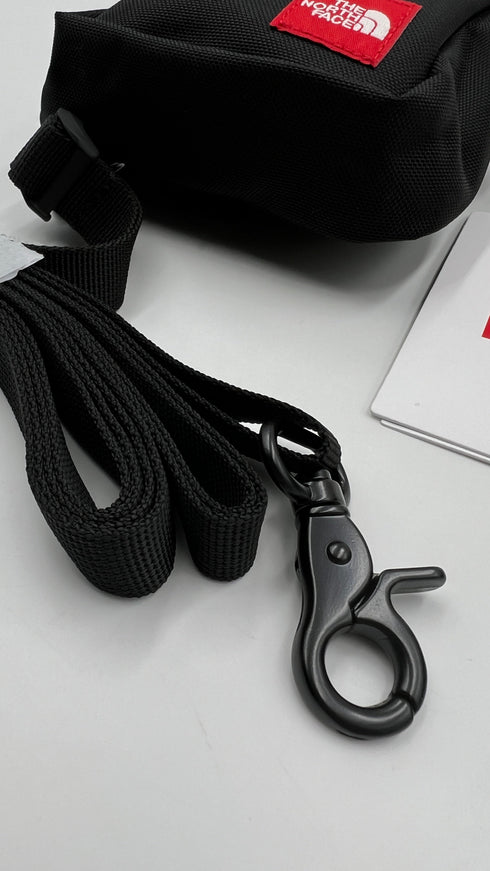 Tracolla nera con cartellino